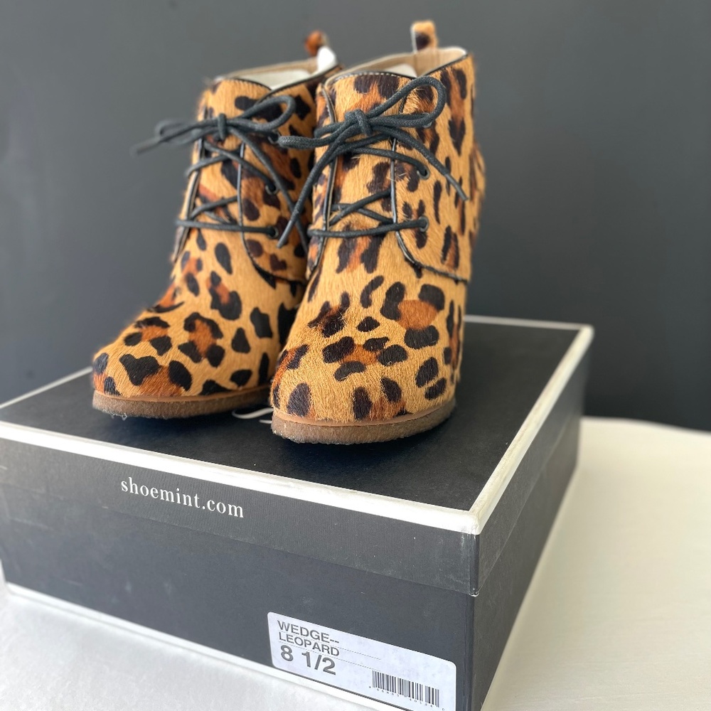 SHOEMINT Shoe Bootie Wedge Leopard sz 8.5 Pony Hair Lace up EXC Jolly Tan